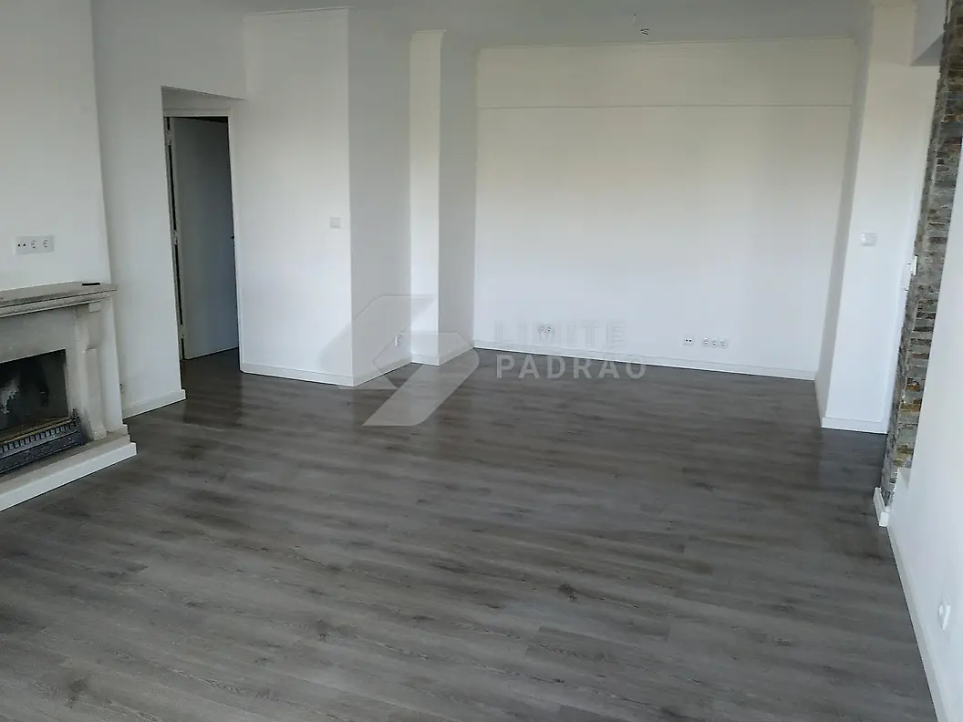 Sala com lareira: lareira e pavimento cinza