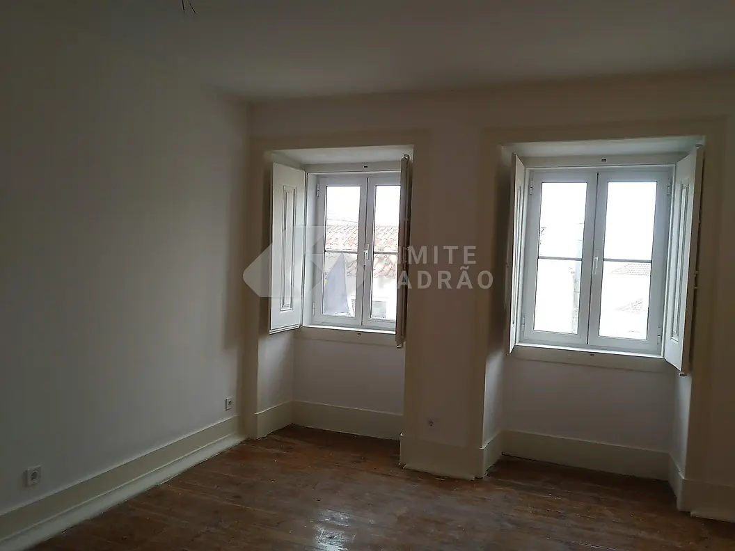 Reabilitação de apartamento: sala com portadas interiores e soalho envernizado