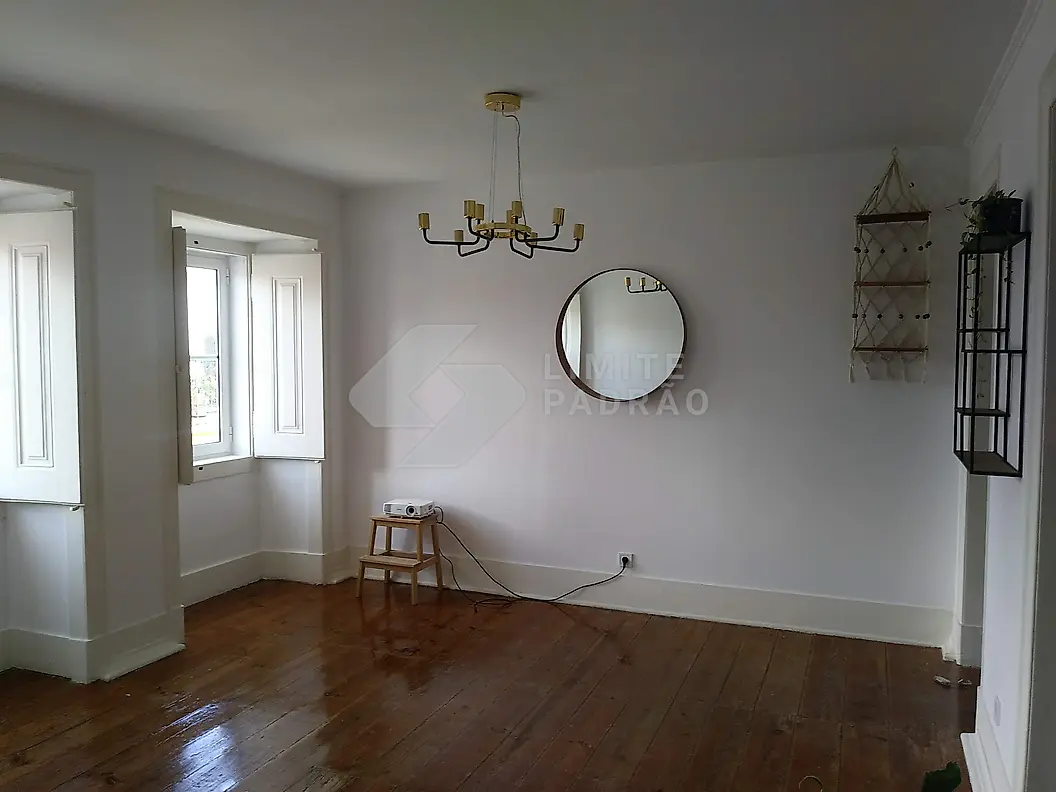 Sala: sala com lustre