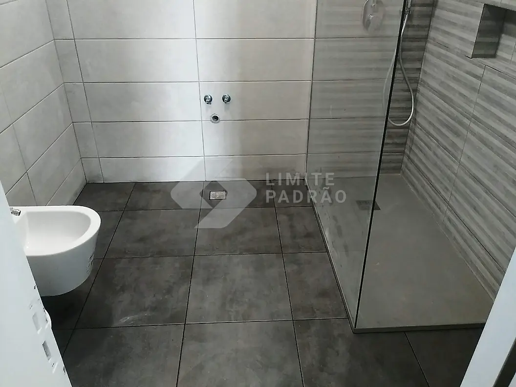 Casa de banho · duche: base de duche e sanita