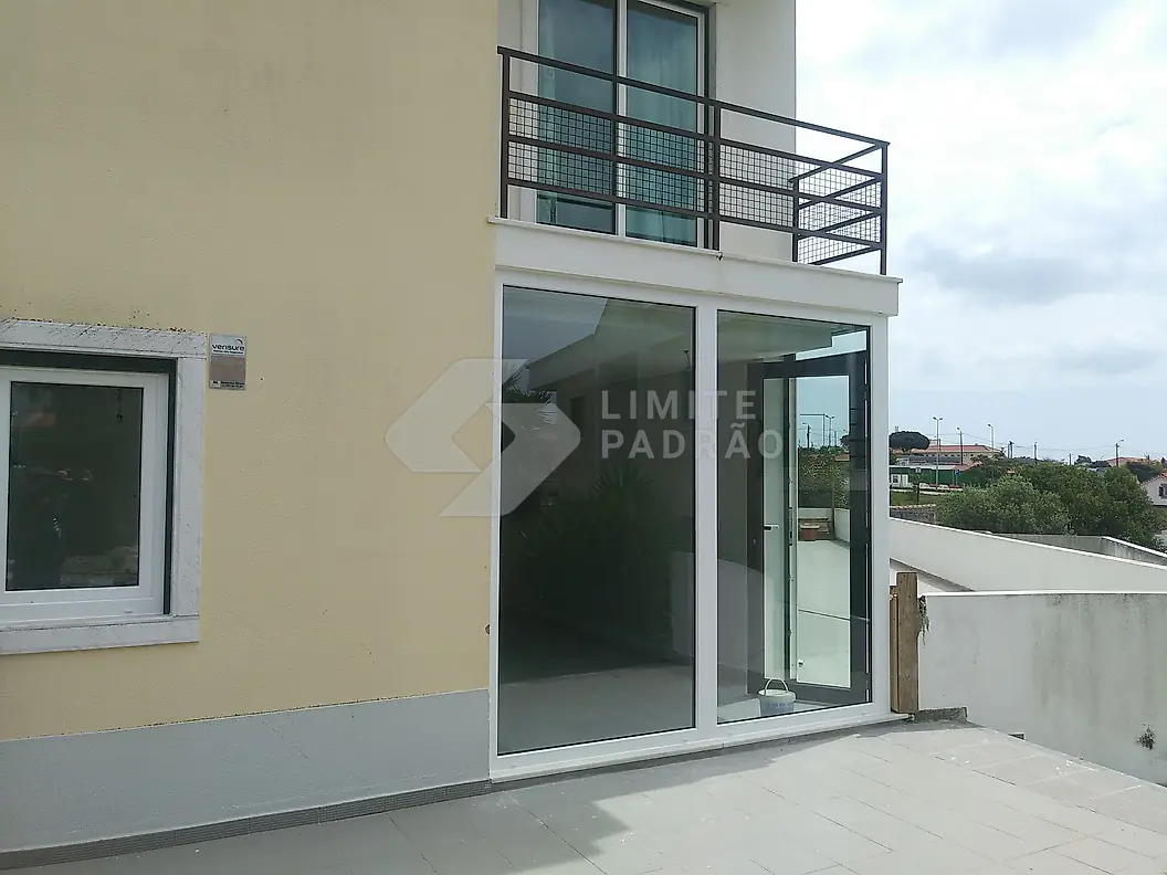 Remodelação de moradia: fachada amarela com varanda