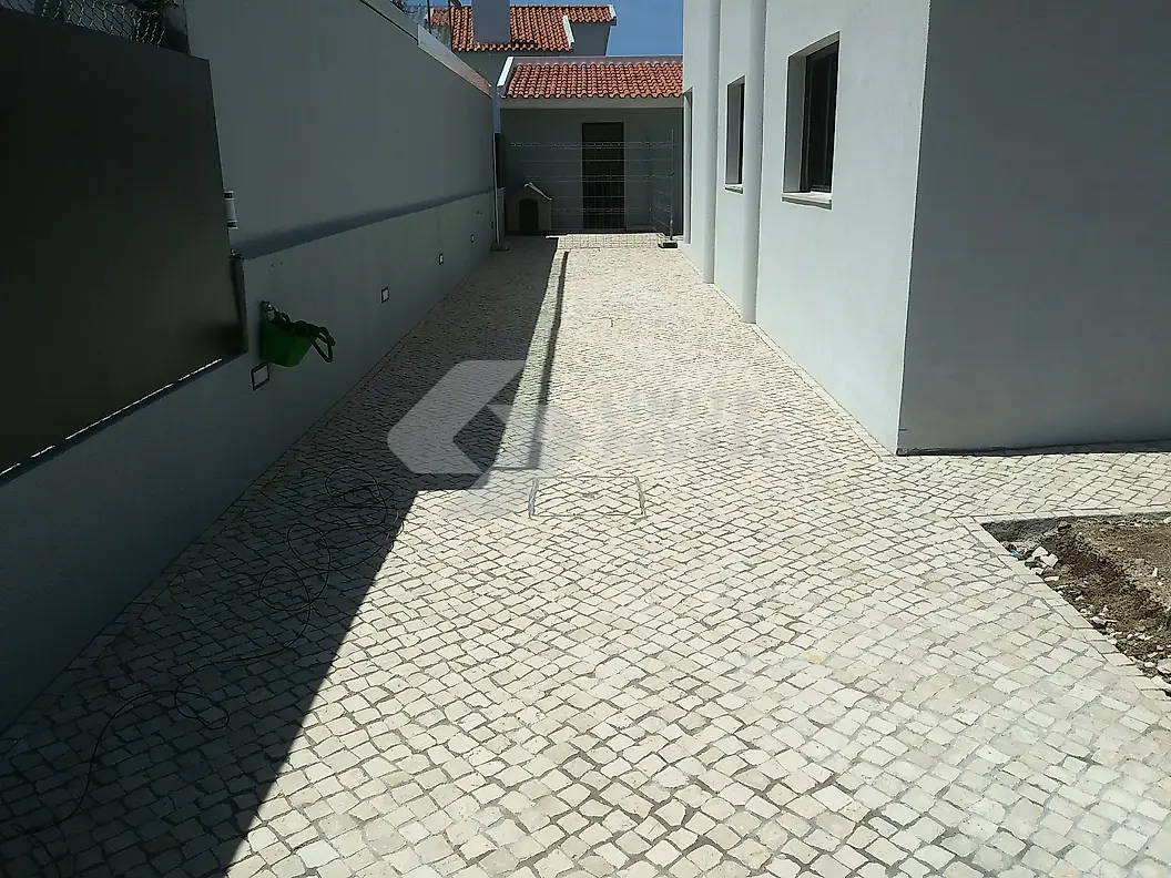 Acesso: calçada e muro