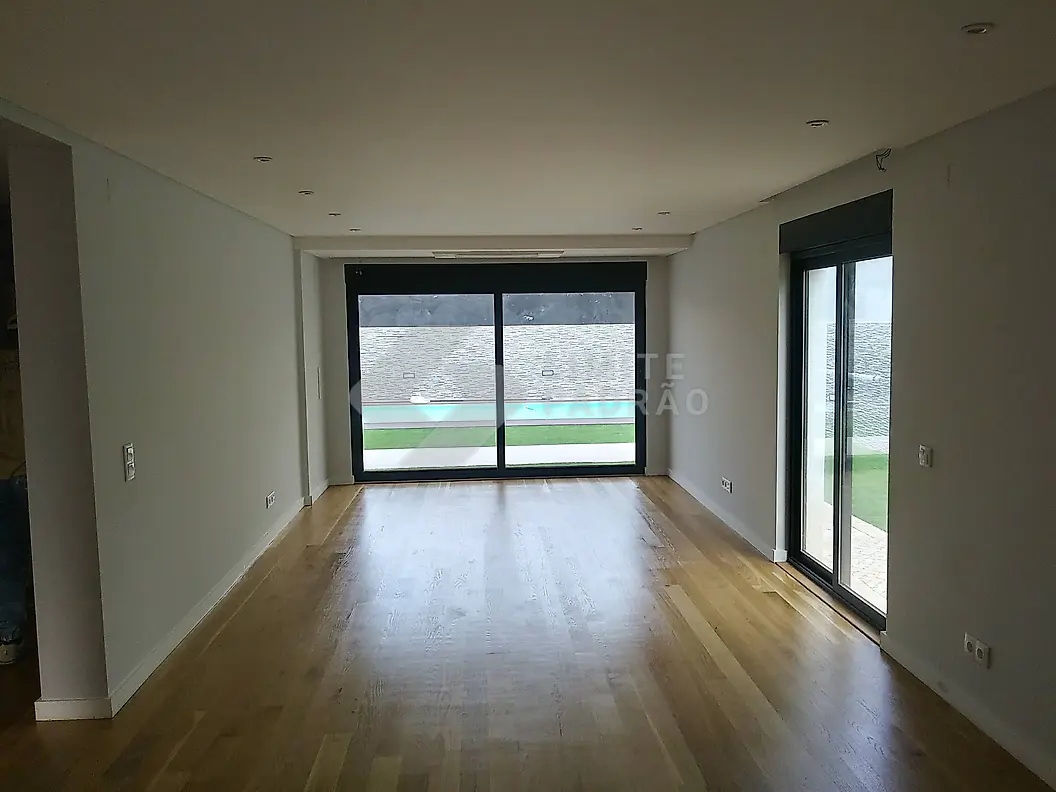 Sala: sala com vãos envidraçados