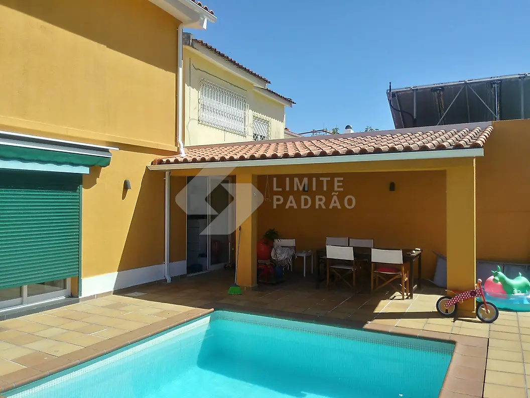Piscina: piscina com alpendre amarelo