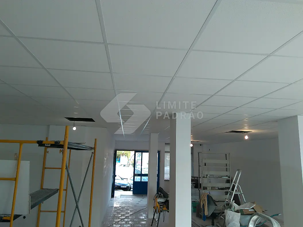 Em obra · espaço comercial: teto falso em montagem