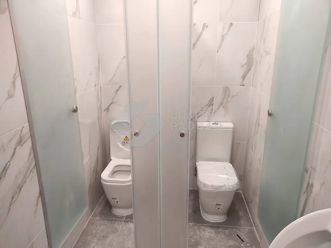 Casa de banho: cabines em mármore