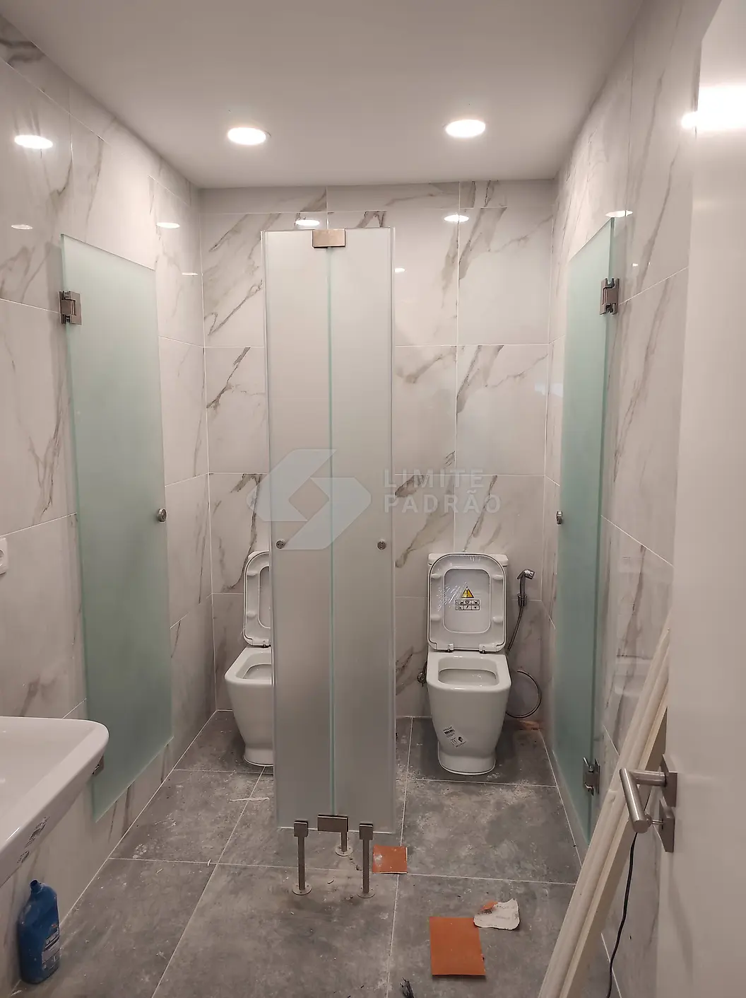 Casa de banho: cabines em mármore
