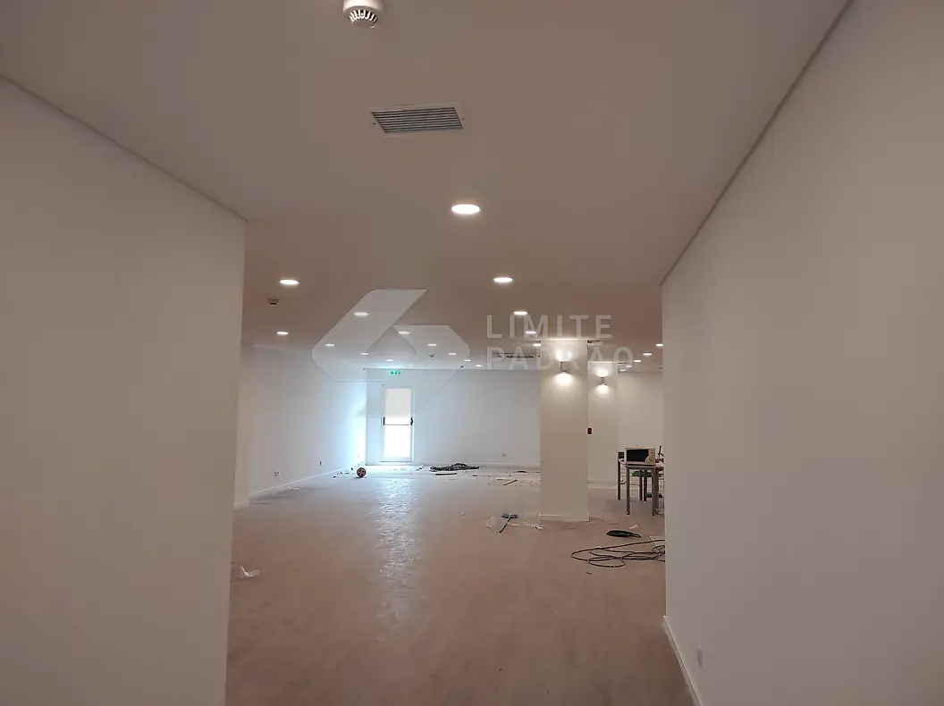 Em obra · espaço comercial: espaço comercial em acabamento