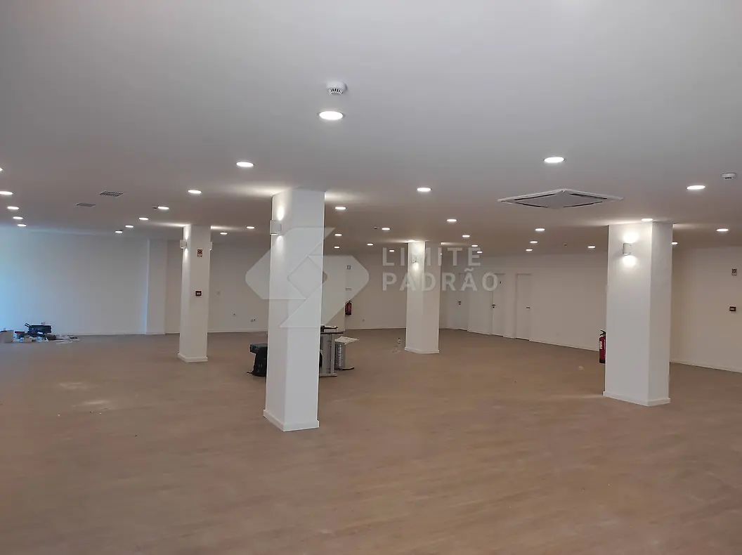 Espaço comercial: open space com pilares