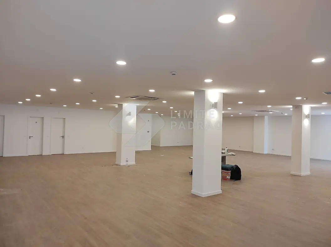 Espaço comercial: open space com pilares