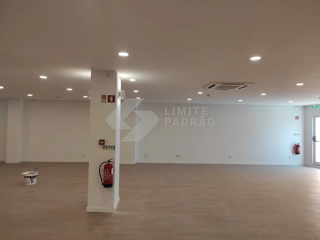 Espaço comercial: sala ampla com pilar