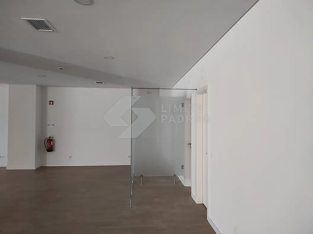 Espaço comercial: sala com portas