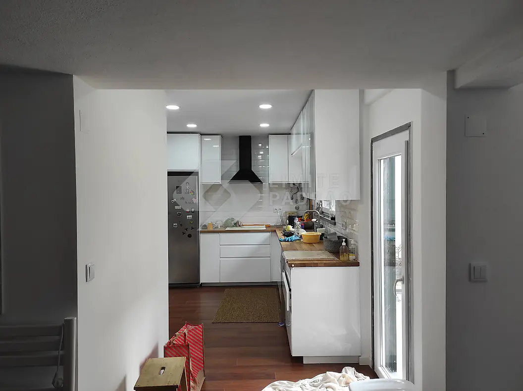 Cozinha: cozinha branca com exaustor