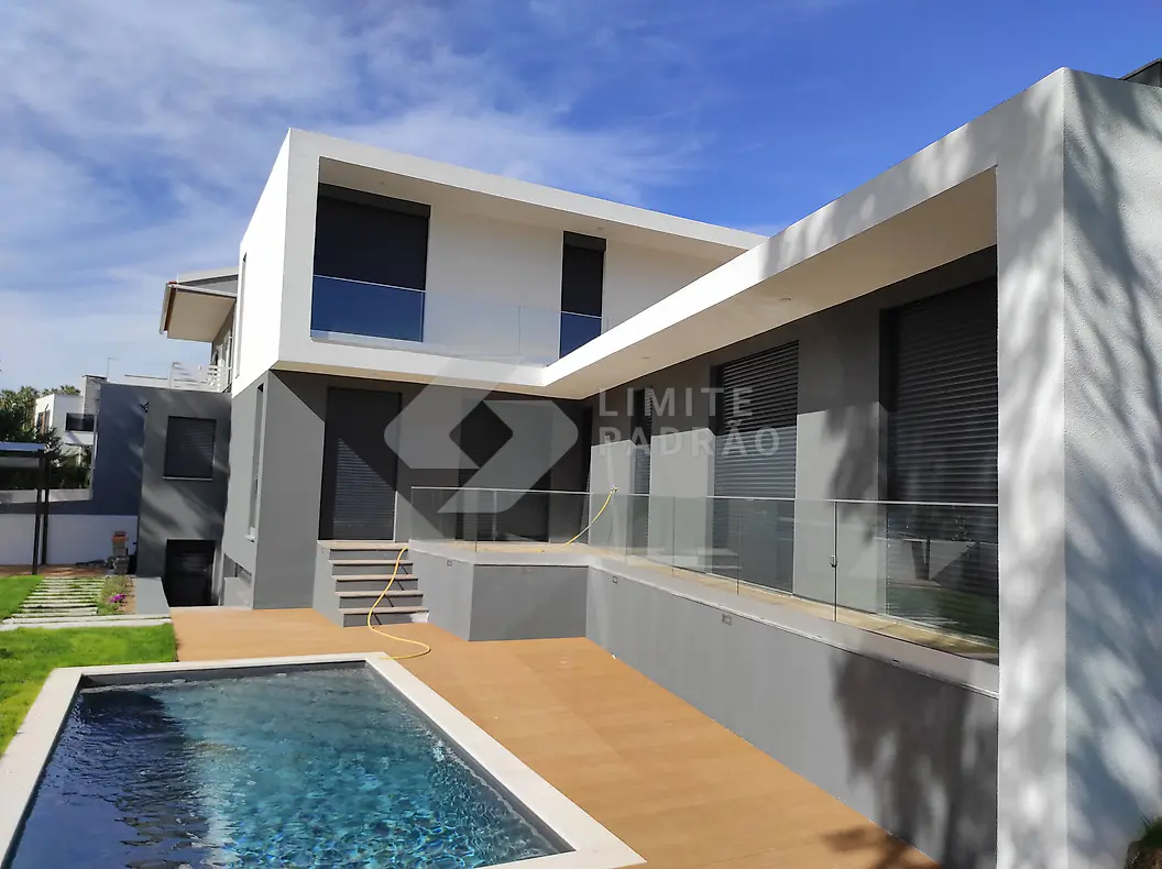 Construção de moradia com piscina: moradia moderna com piscina e deck