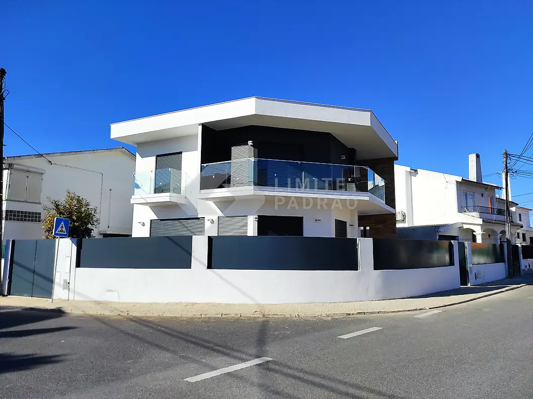 Construção de moradia: moradia moderna de esquina com varanda em vidro