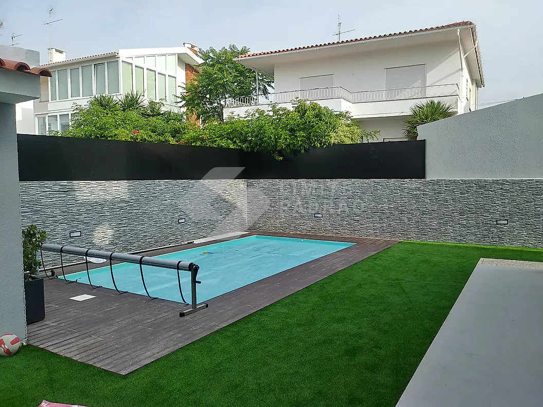Piscina: piscina com deck e relva sintética