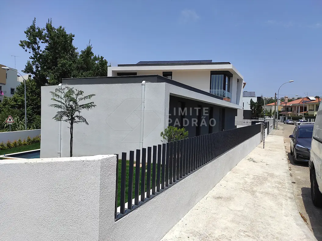 Construção de moradia: moradia moderna com muro e gradeamento