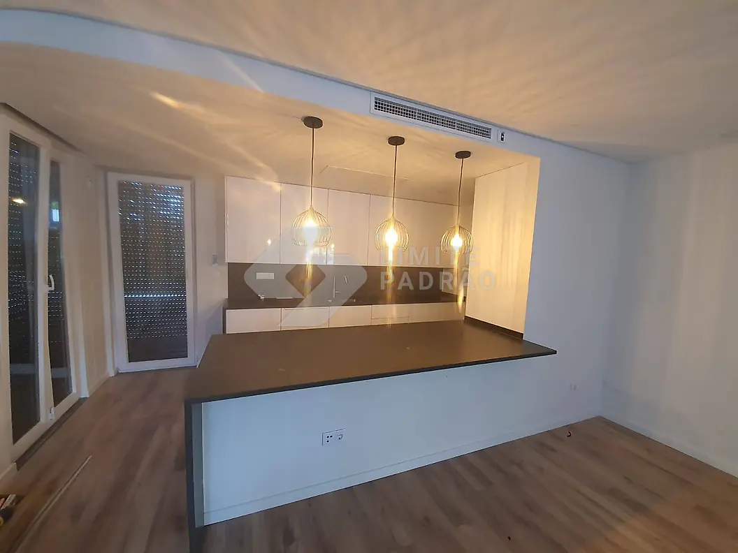 Cozinha: cozinha com candeeiros suspensos
