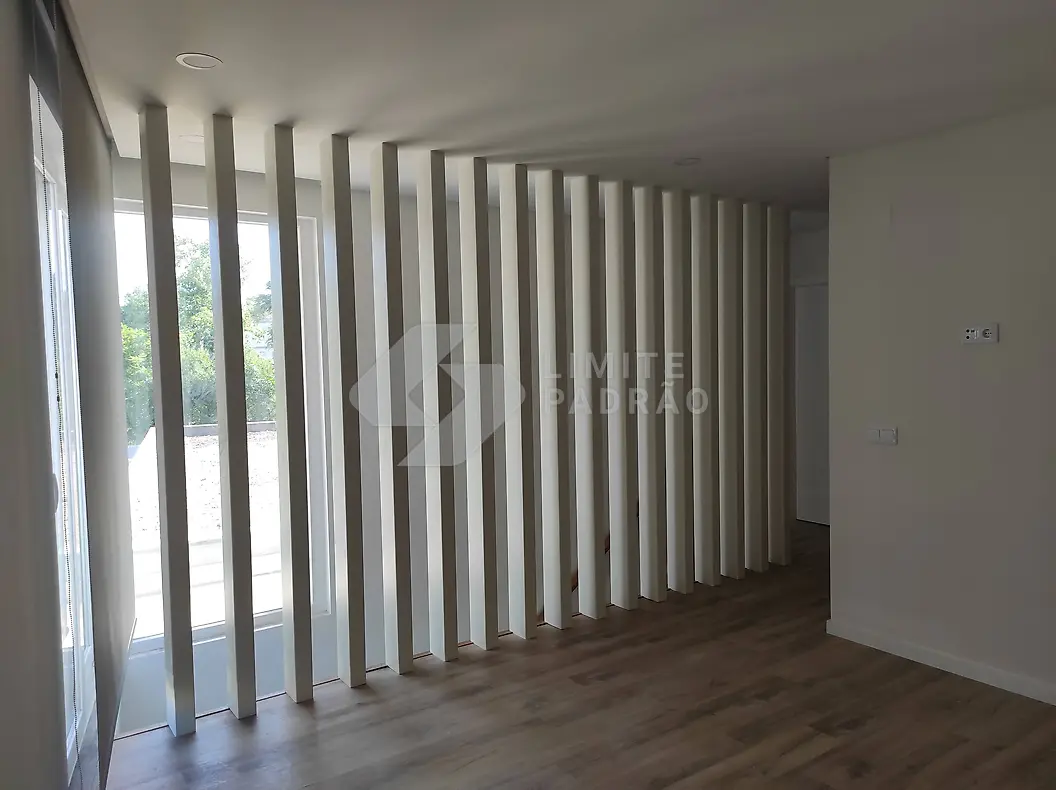 Sala: sala com ripado em madeira