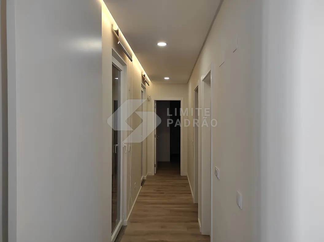 Corredor: corredor com portas