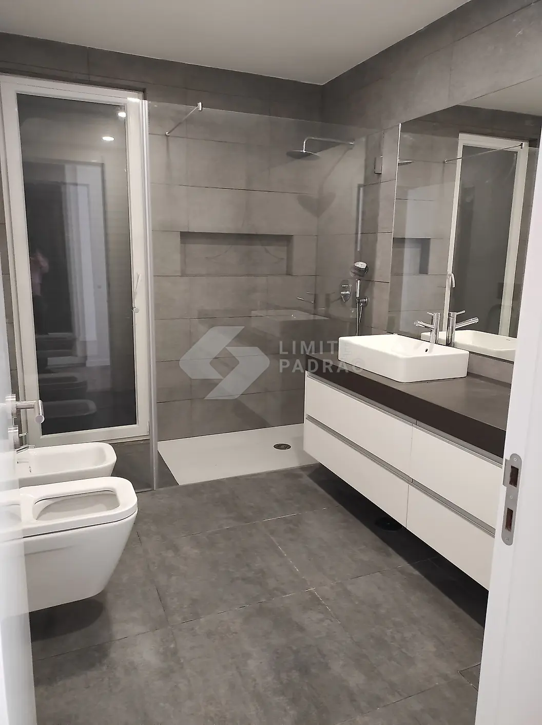 Casa de banho: casa de banho cinza com móvel branco
