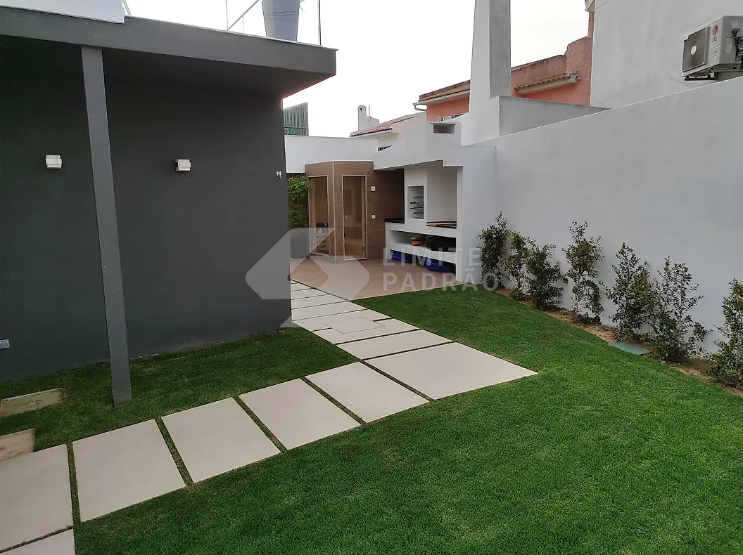 Jardim: jardim com anexo e caminho em lajetas