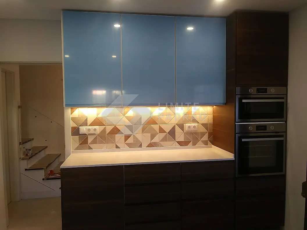 Cozinha: azulejo geométrico e forno