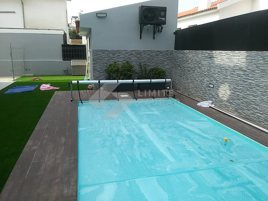 Piscina: piscina com deck em madeira