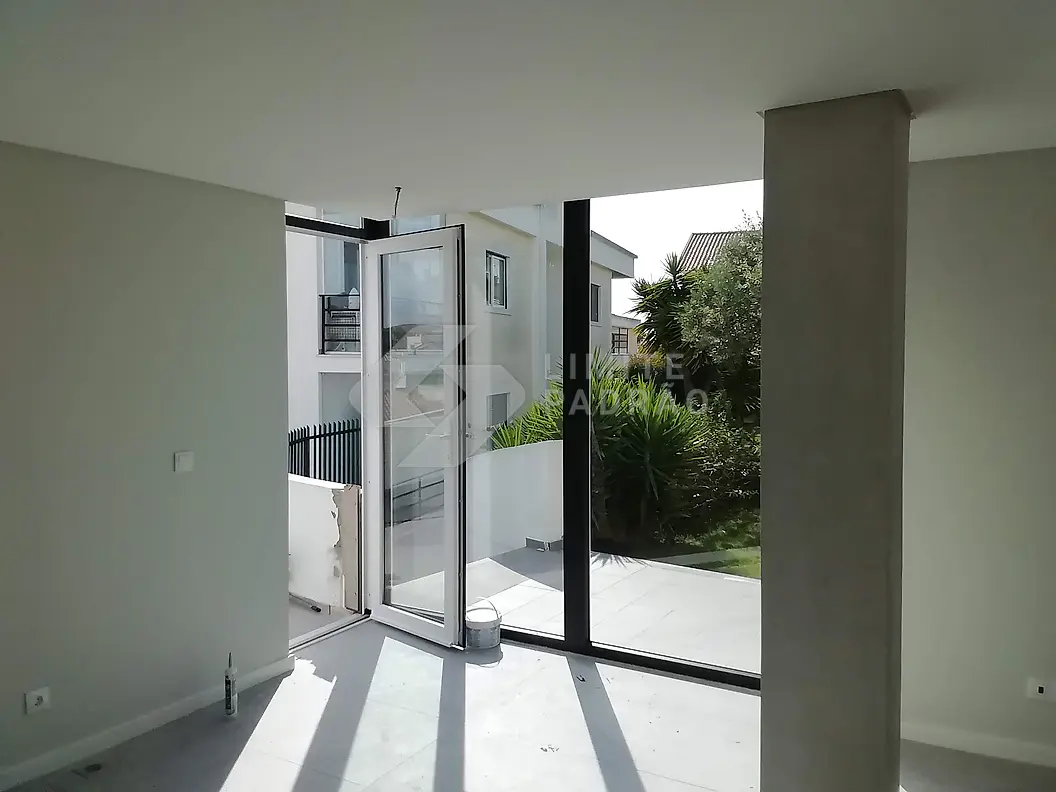 Sala: vão envidraçado para o jardim