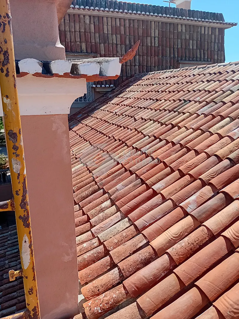 Recuperação de cobertura: telha vermelha tradicional e chaminé antiga, vistas de cima