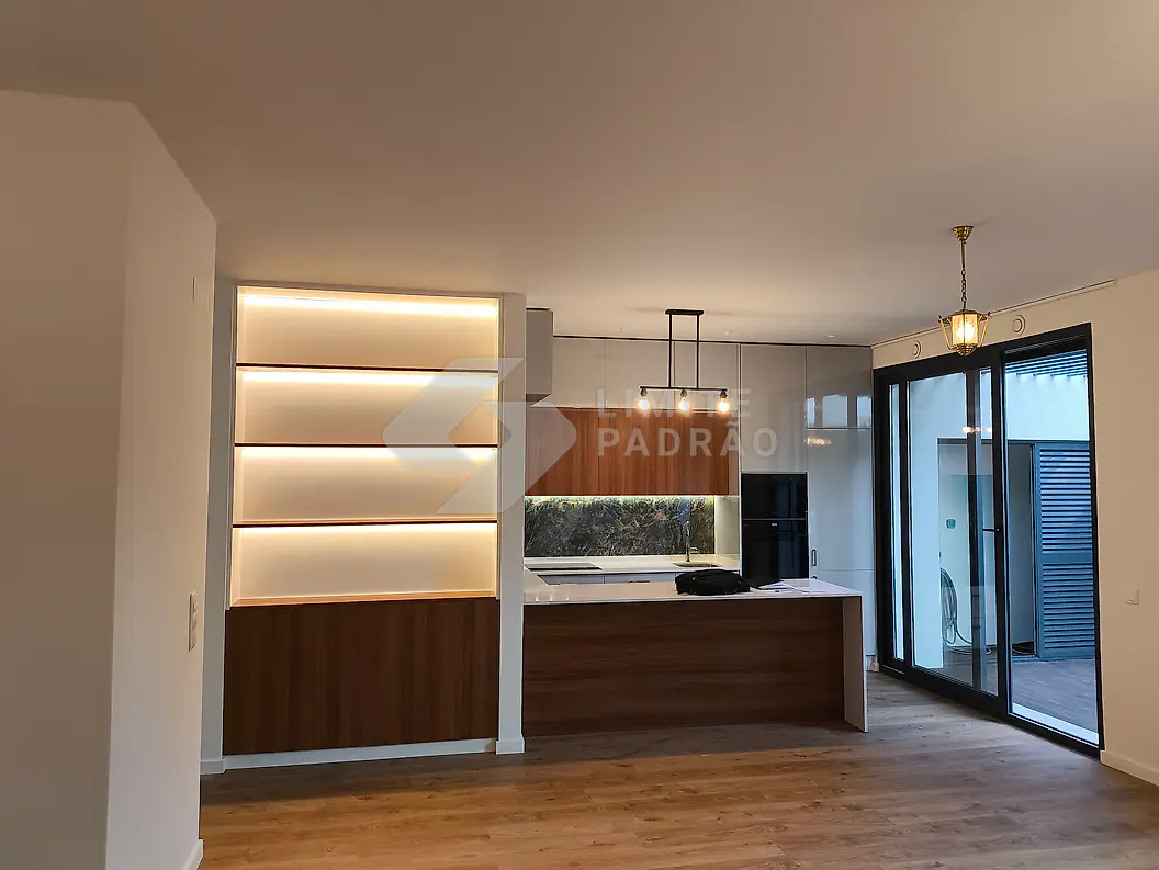 Remodelação de cozinha: cozinha em nogueira com estante iluminada por LED e abertura para o pátio