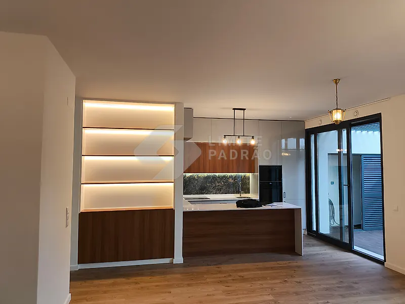 Remodelação de cozinha: cozinha em nogueira com estante iluminada por LED e abertura para o pátio