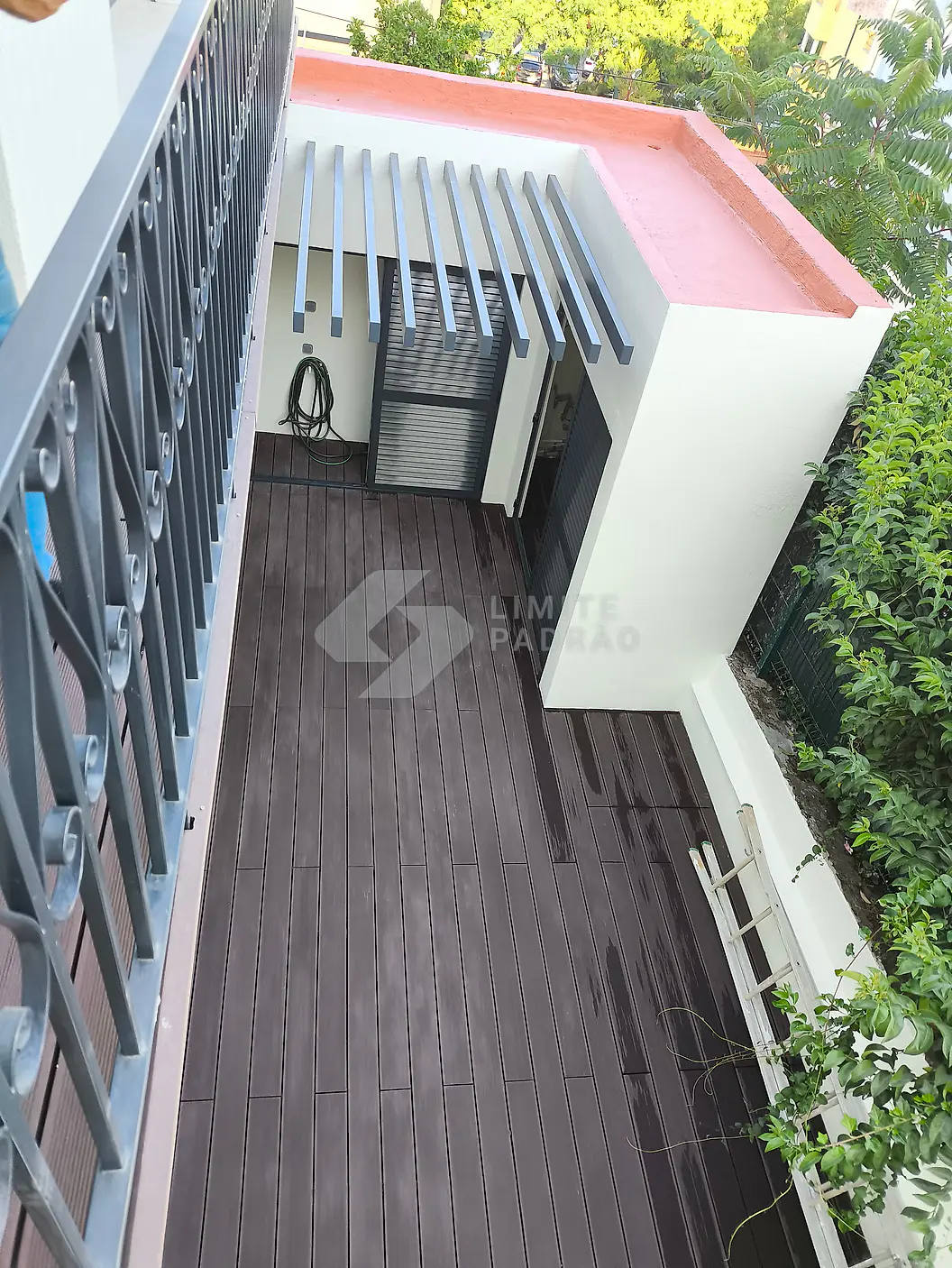 Deck e pérgola: deck compósito e pérgola vistos do piso superior