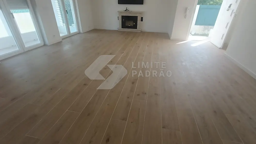 Sala com lareira: sala luminosa com lareira, soalho em madeira e portas para o exterior