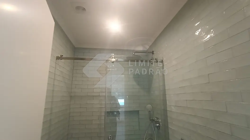 Casa de banho · duche: duche com resguardo de vidro de correr e azulejo biselado