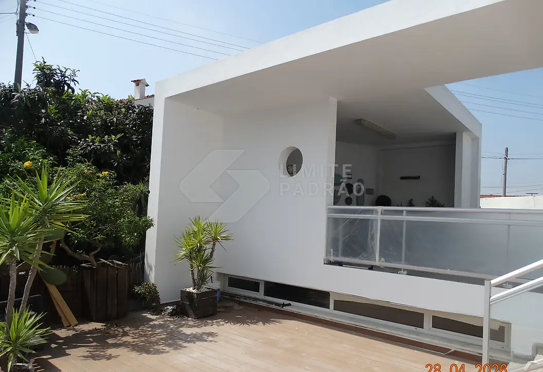 Terraço: terraço com guarda de vidro, pavimento cerâmico e vista sobre a envolvente
