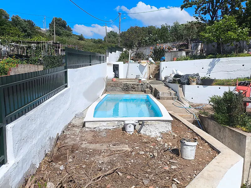 Em obra · piscina: piscina revestida e muros pintados; jardim por fazer