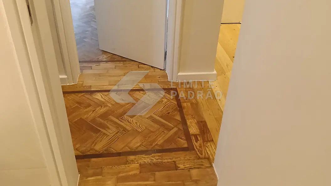 Soalho em espinha de peixe: soalho antigo recuperado com desenho em espinha e friso
