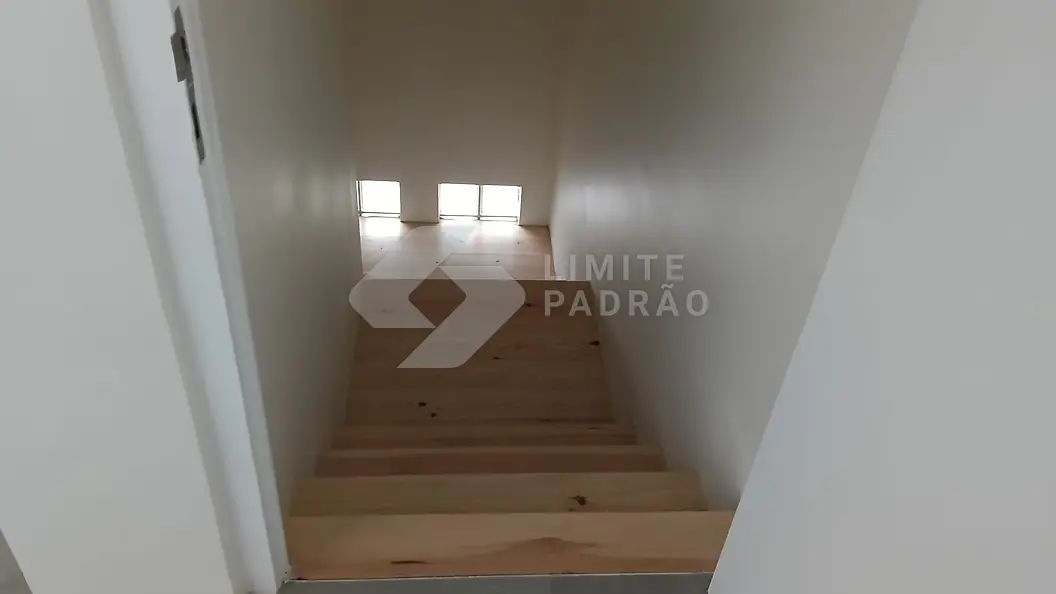 Escada em madeira: escada nova em pinho com degraus maciços