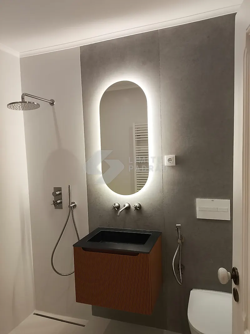 Casa de banho: espelho oval com luz LED, móvel suspenso em madeira e paredes em microcimento