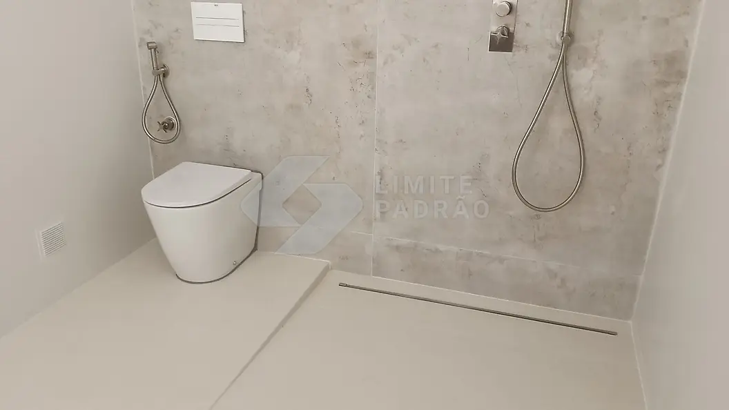 Casa de banho em microcimento: paredes e chão em microcimento, sanita suspensa e zona de duche