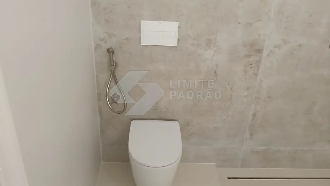Casa de banho em microcimento: duche com ralo linear, sanita suspensa e autoclismo embutido