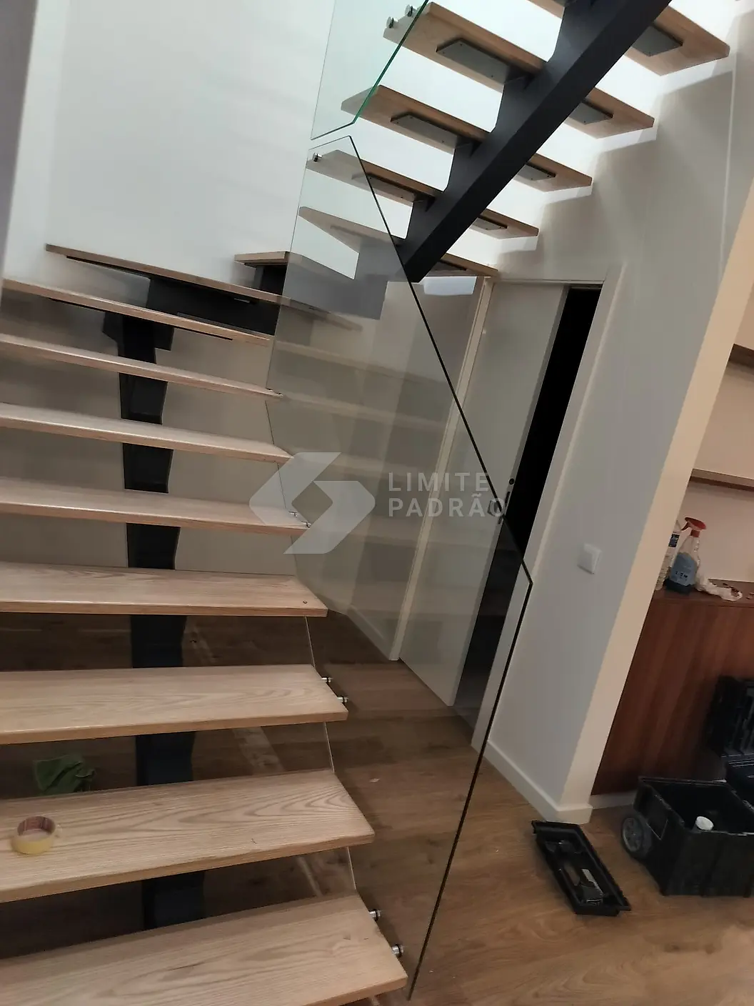 Em obra · escada: escada de degraus flutuantes em montagem