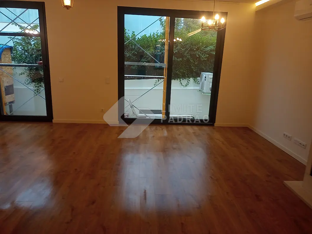 Em obra · sala: soalho novo e vãos envidraçados; obra em fase final