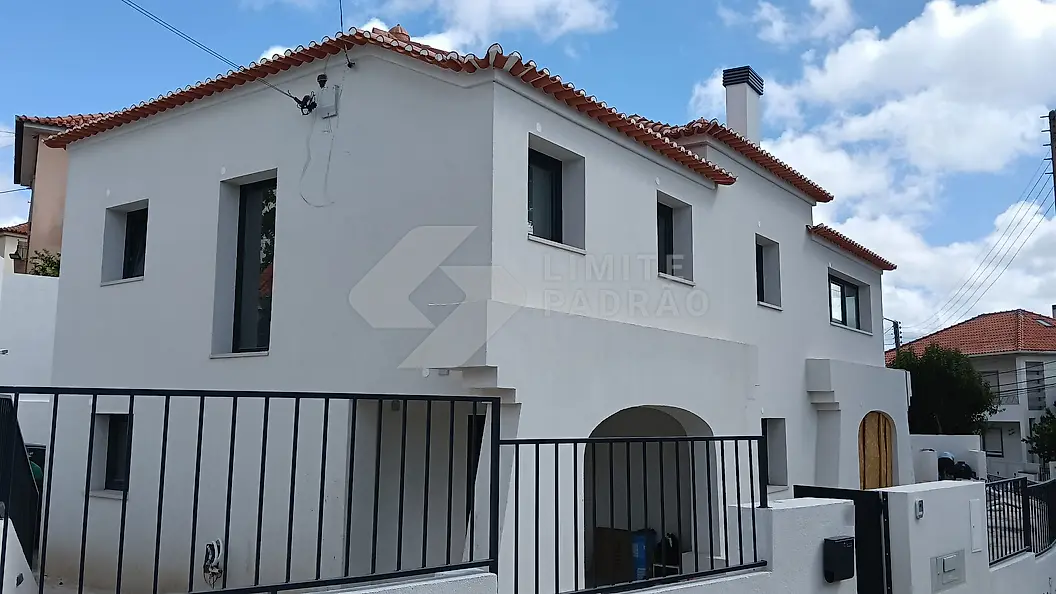 Construção de moradia: moradia de dois pisos com muro e gradeamento, pronta