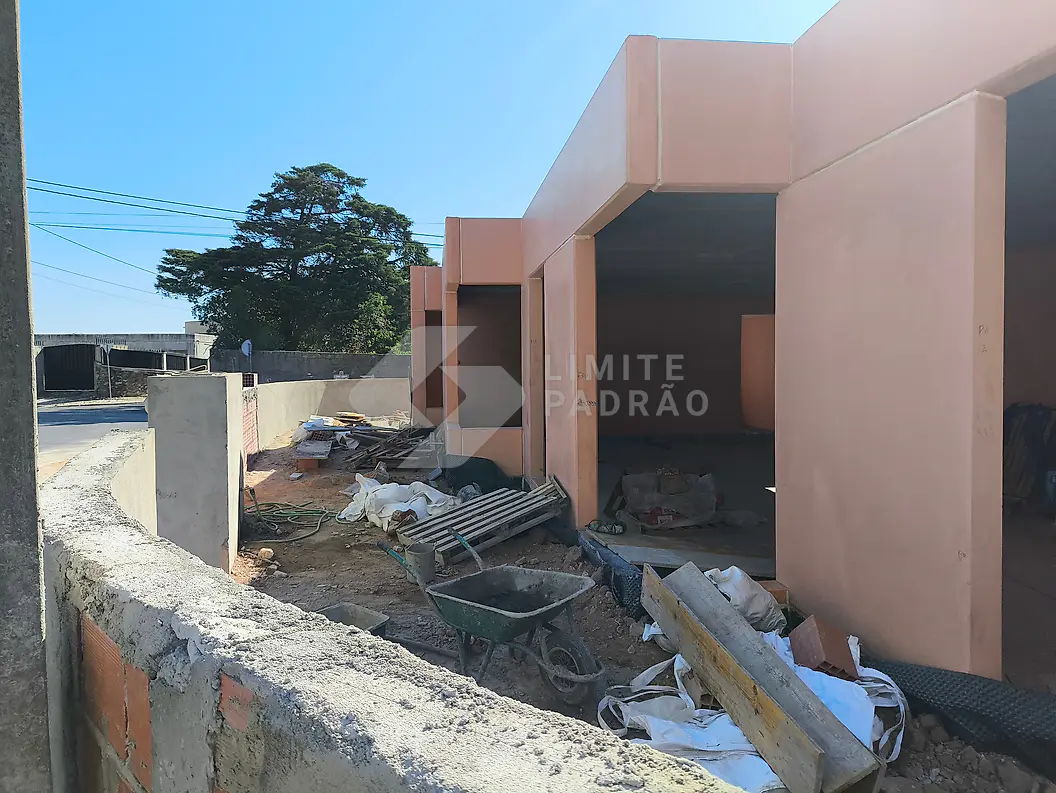 Em obra · estrutura: estrutura em betão e alvenaria em tosco