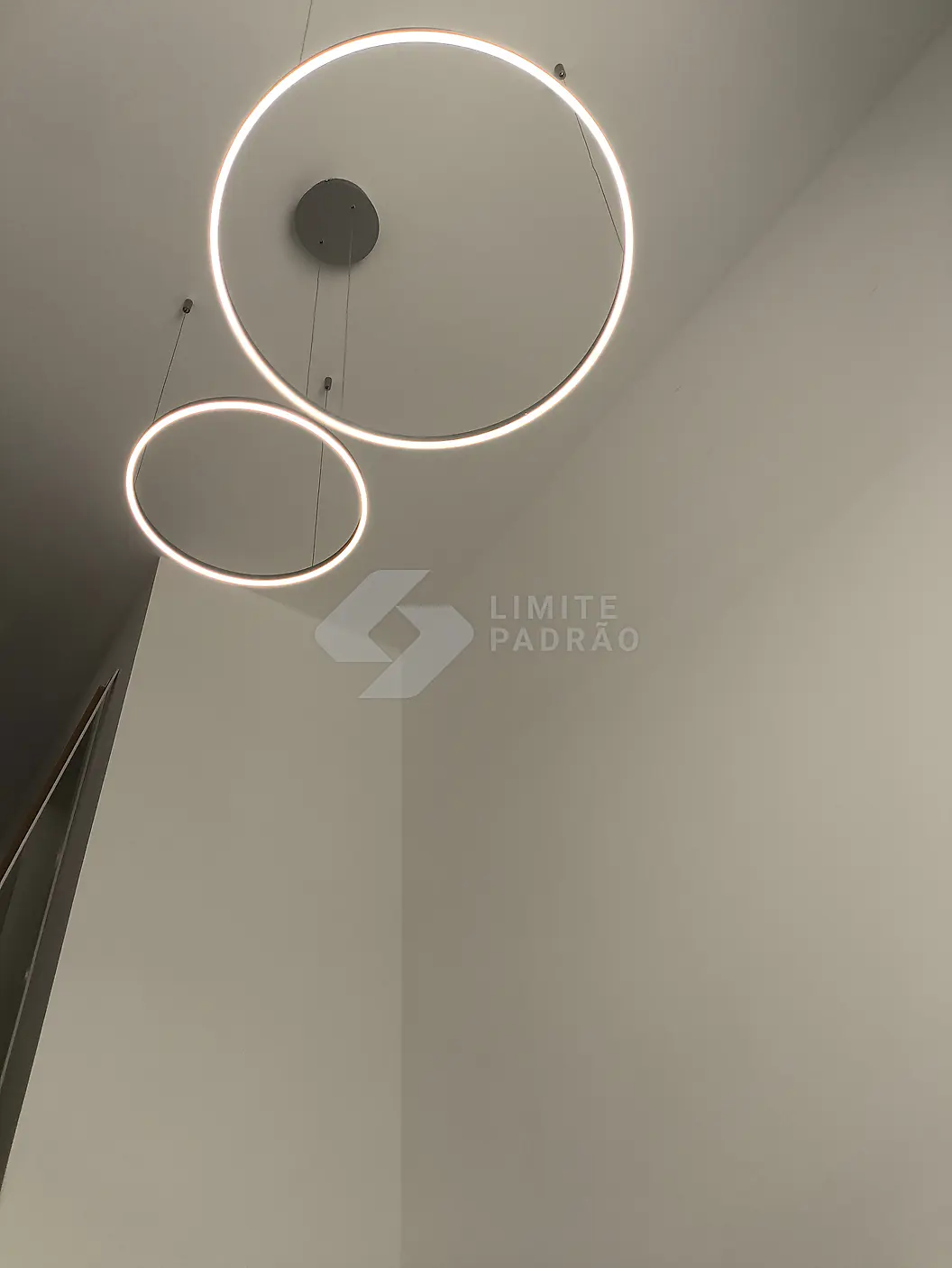 Pormenor de iluminação: candeeiro suspenso em anéis LED
