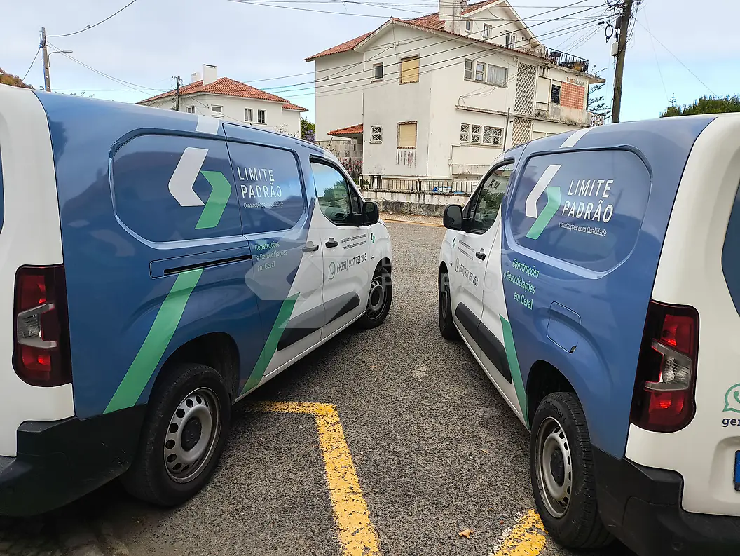 Frota: duas carrinhas da empresa com a imagem da marca