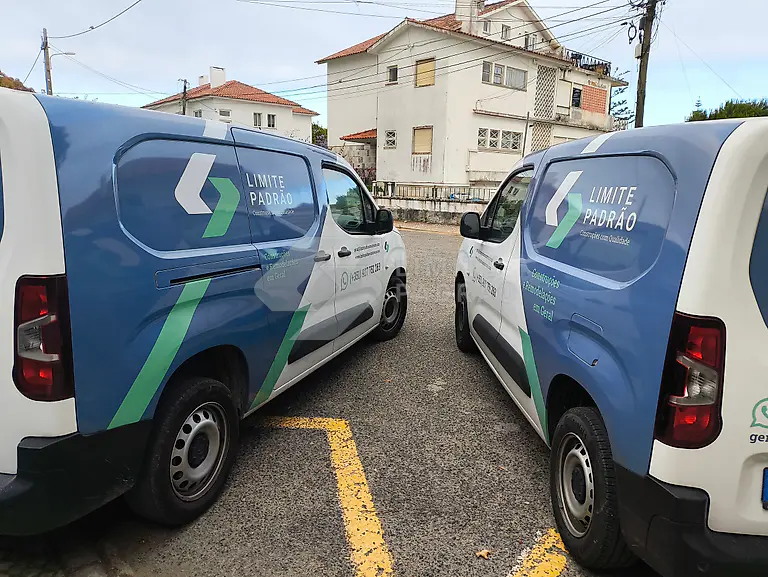 Frota: duas carrinhas da empresa com a imagem da marca