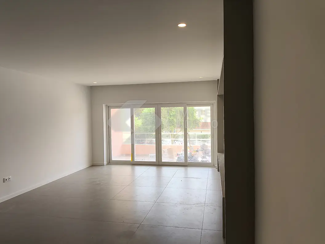 Sala: sala com pavimento cerâmico e vãos envidraçados para a varanda